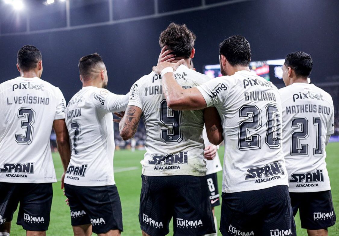 Bento leva frango histórico, Corinthians vence Athletico-PR e se afasta ainda mais do perigo de rebaixamento no Brasileirão