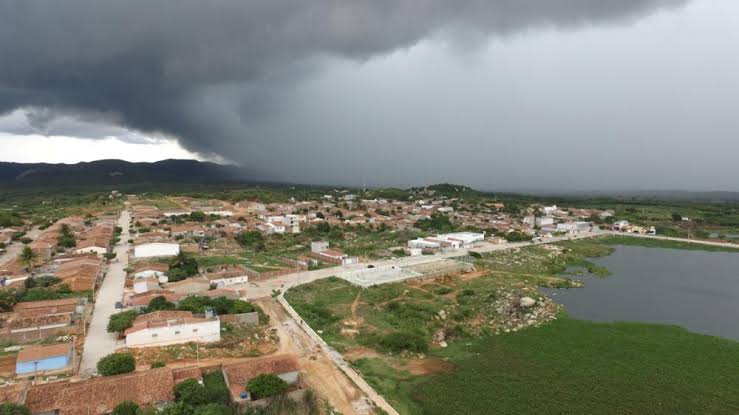 Em meio à onda de calor, teixeirenses são surpreendidos com chuva inesperada na noite desta quarta-feira (01)