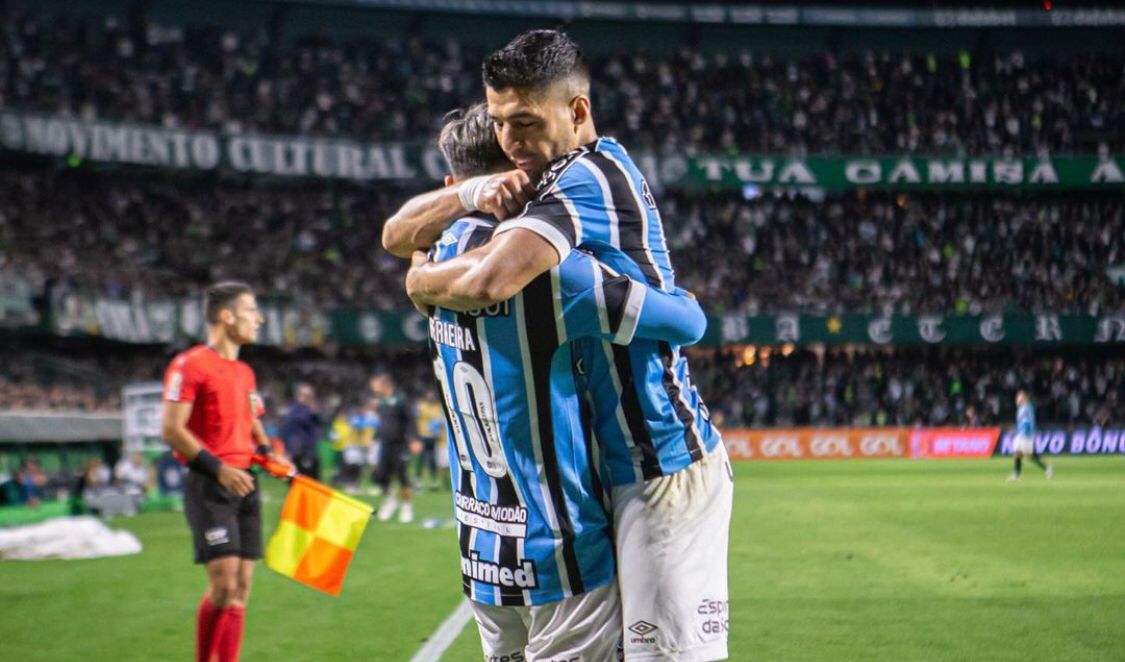 Ferreira decide com assistência de Suárez, Grêmio bate o Coritiba e emplaca 3ª vitória seguida no Brasileirão
