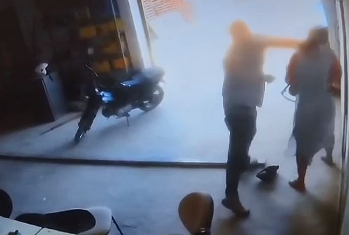 Mais um: comerciante é preso após ser flagrado agredindo ex-esposa, na Paraíba; veja vídeo