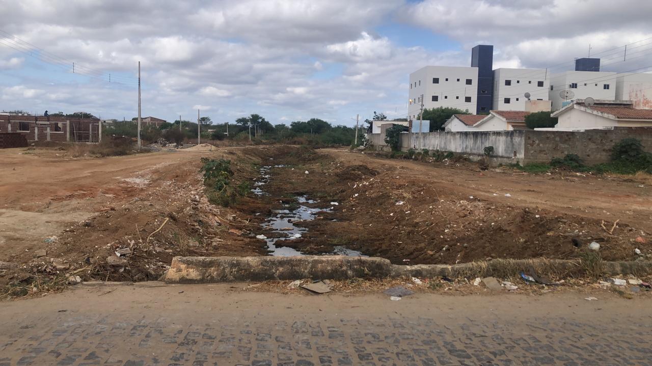 Após denúncia, secretário encaminha ao Patosonline imagens de trabalho de limpeza de canais na cidade de Patos