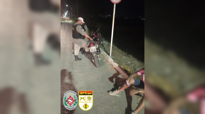 PM apreende moto adulterada e condutor com mandado de prisão, em Patos