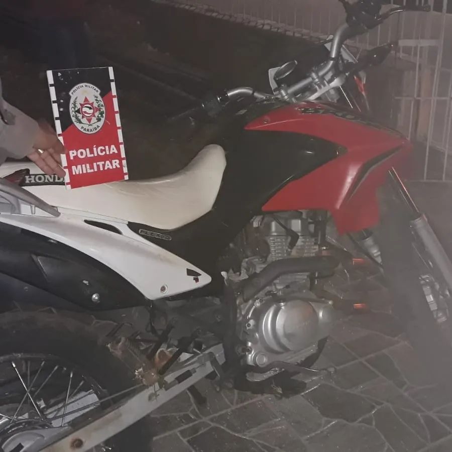 Polícia Militar recupera motocicletas com registro de roubo e furto, em matagal nas margens do Rio Piancó, em Pombal