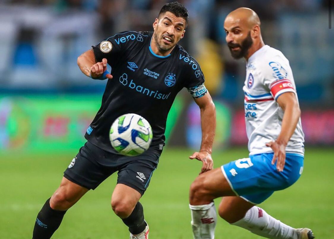 Suárez decide, Grêmio vence o Bahia e coloca pressão em Palmeiras e Botafogo