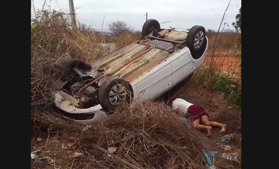 Carro capota em rodovia no Vale do Piancó neste domingo (05), motorista sai ileso
