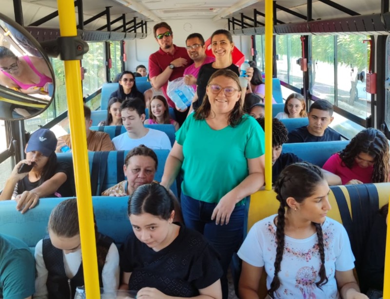 Prefeitura Municipal de São José do Bonfim-PB entrega kits a estudantes que realizaram 1° dia de prova do ENEM