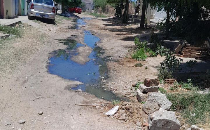 Moradores da Travessa Alaíde Medeiros, no bairro Jatobá, em Patos, pedem providências para galeria estourada; Prefeitura diz que agilizará demanda