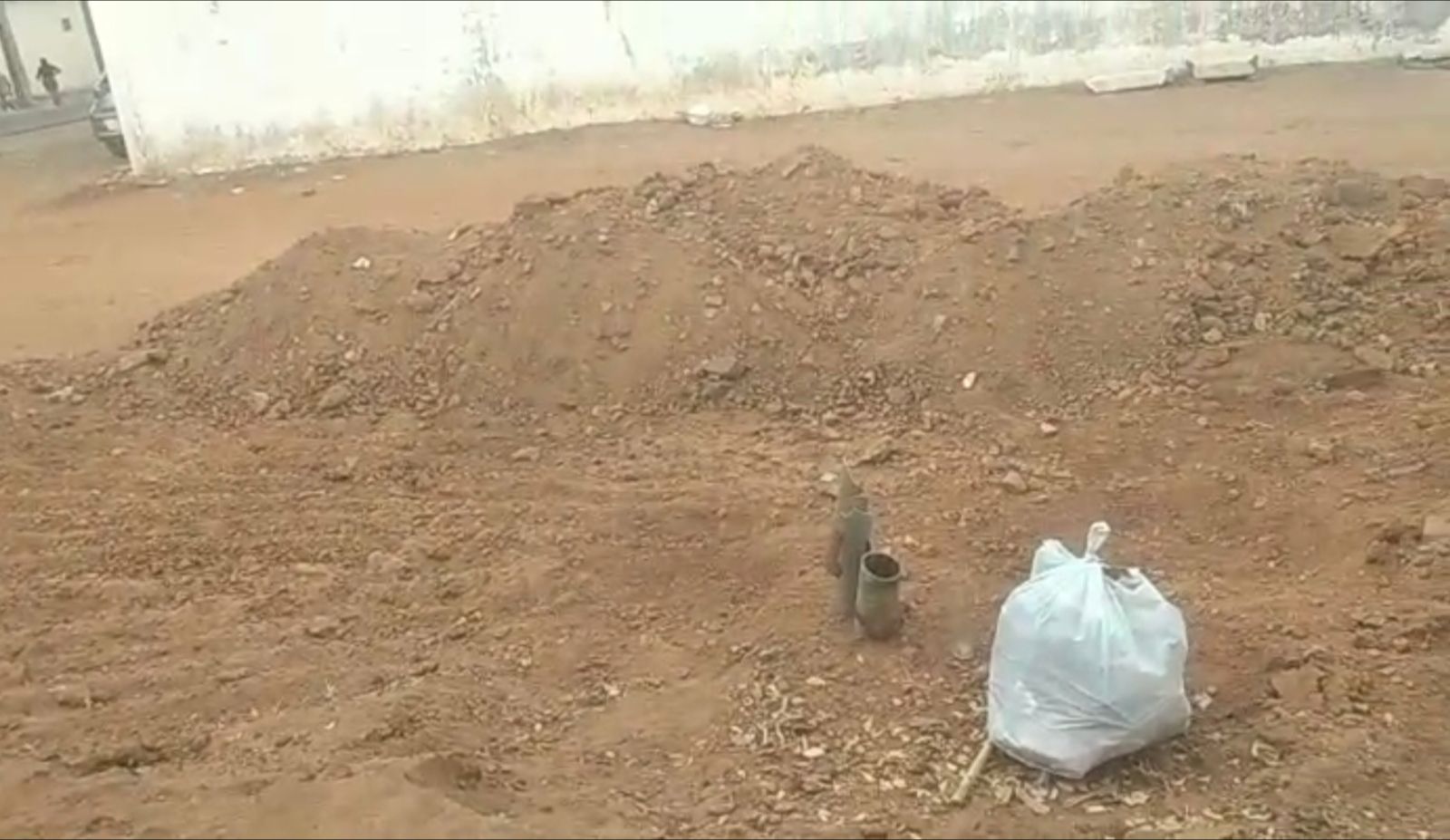 Moradora do São Sebastião, em Patos, volta a reclamar de demora da Cagepa para conserto em rua que será pavimentada; empresa diz que equipe irá ao local