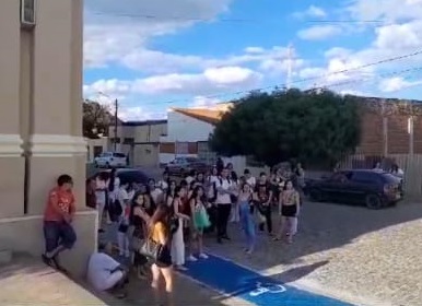 Estudantes de Itaporanga reclamam da suspensão do transporte escolar para instituições de ensino superior