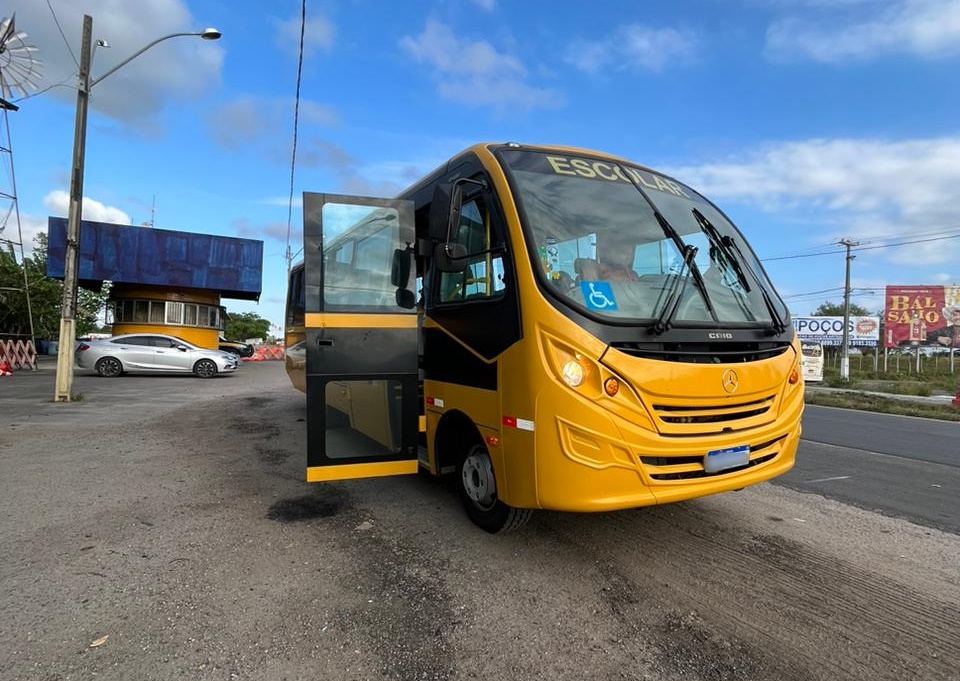 PRF na Paraíba flagra ônibus escolar sendo utilizado irregularmente e conduzido por indivíduo sem curso necessário para fazer o transporte