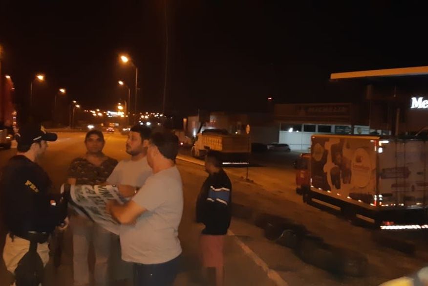 Caminhoneiros tentam bloquear trecho de rodovia, mas são retirados do local pela PRF