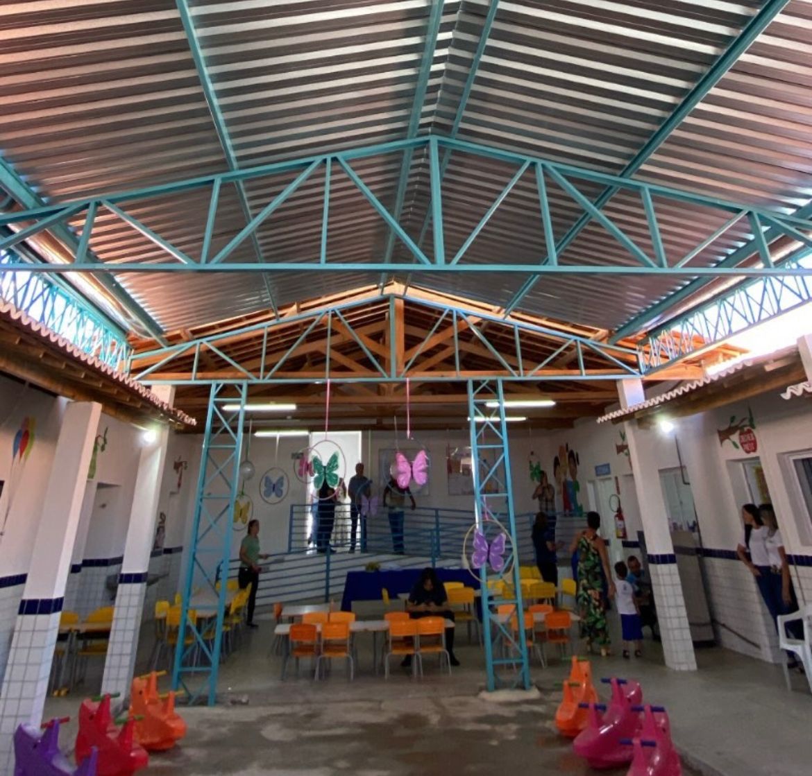 Prefeitura de Patos contempla mais de 7 mil alunos com instalação de mais de 30 coberturas de quadras e refeitórios das unidades escolares