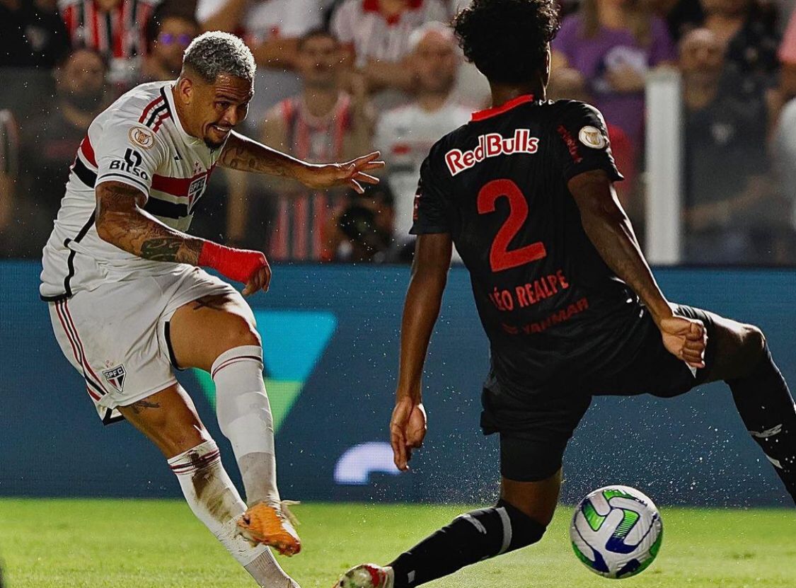 Flamengo dá show contra o Palmeiras, vence sob gritos de 'olé' e acirra briga pelo título do Brasileirão