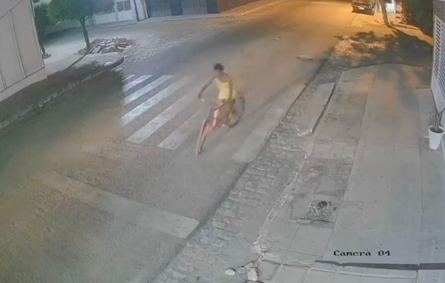 Bicicleta é furtada de dentro de imóvel na madrugada desta quinta-feira (09), no bairro da Liberdade, em Patos; veja vídeo