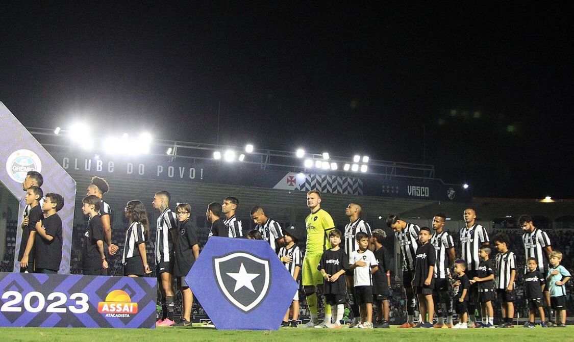 Botafogo abre 3 a 1, mas Grêmio vira com hat-trick de Suárez e provoca 'triplo empate' na ponta do Brasileirão