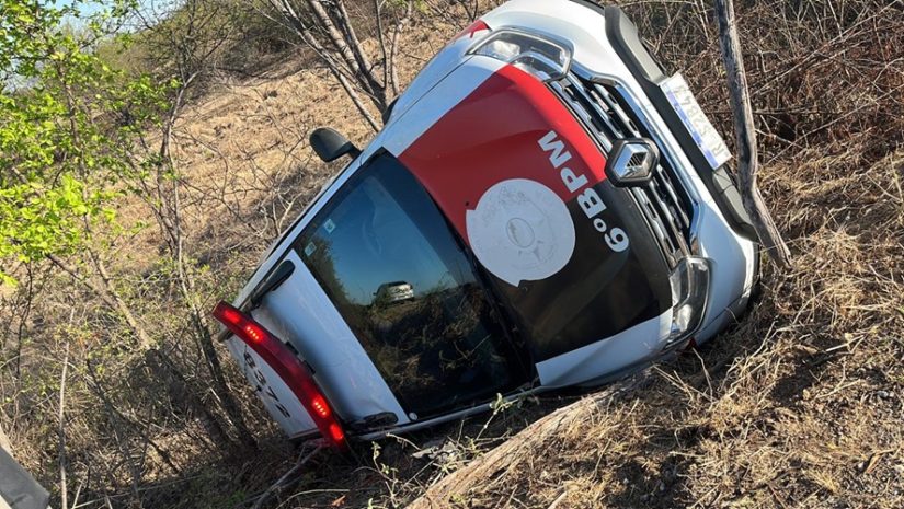 Viatura do 6º BPM se envolve em acidente na PB-393, no Sertão, após pneu estourar