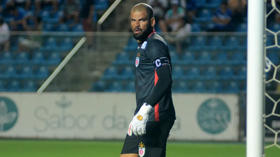 Treze anuncia a contratação do goleiro Andrade e retorno do atacante Vitão