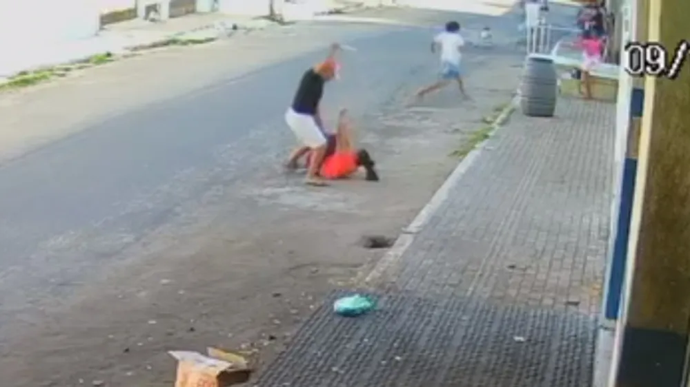No Ceará: mulher é esfaqueada pelo cunhado em plena via pública após se recusar a ter relação sexual com ele; veja vídeo
