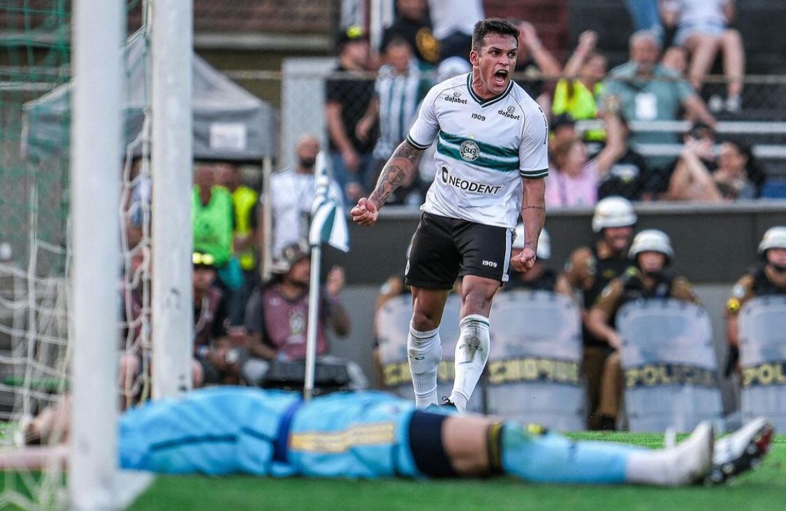 Com invasão de torcedores no gramado, Cruzeiro perde do Coritiba e segue drama no Z-4 do Brasileirão