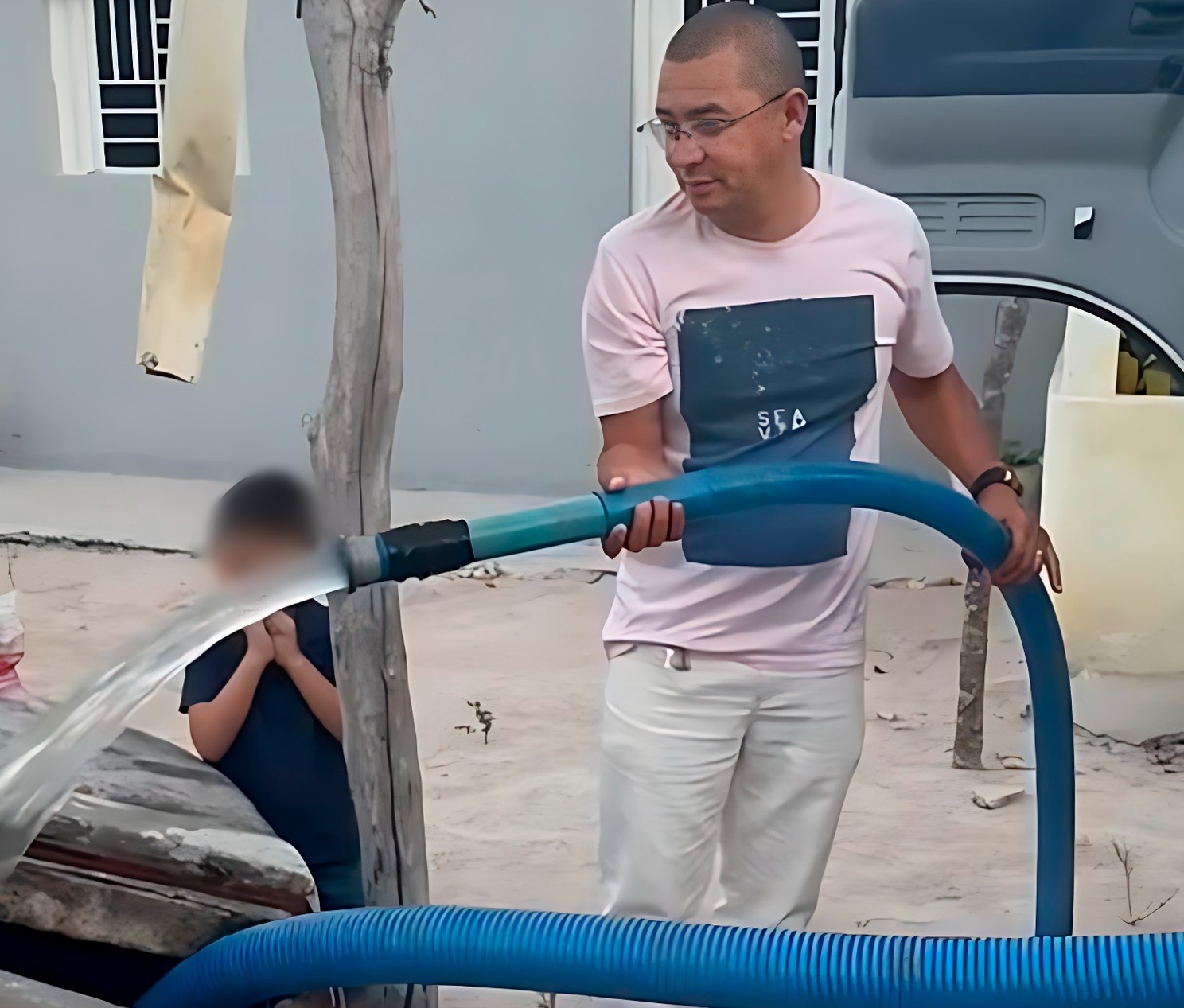 Em Teixeira: Empresário Andrin Justino se sensibiliza com crise hídrica e promove abastecimento de água com a população