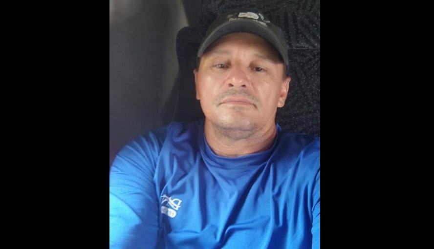 Caminhoneiro morre após caminhão container carregado de frutas tombar em rodovia do Sertão