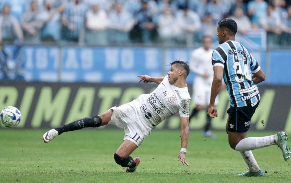 Em jogo com expulsões, Corinthians vence, respira e atrapalha Grêmio na briga pelo título do Brasileirão