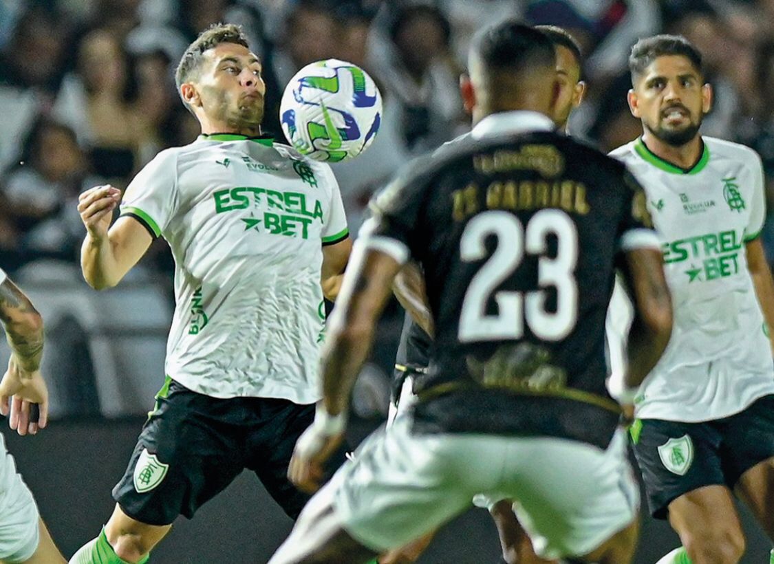 Payet faz pintura de falta, Vasco vence o já rebaixado América-MG e se distancia do Z-4 do Brasileirão