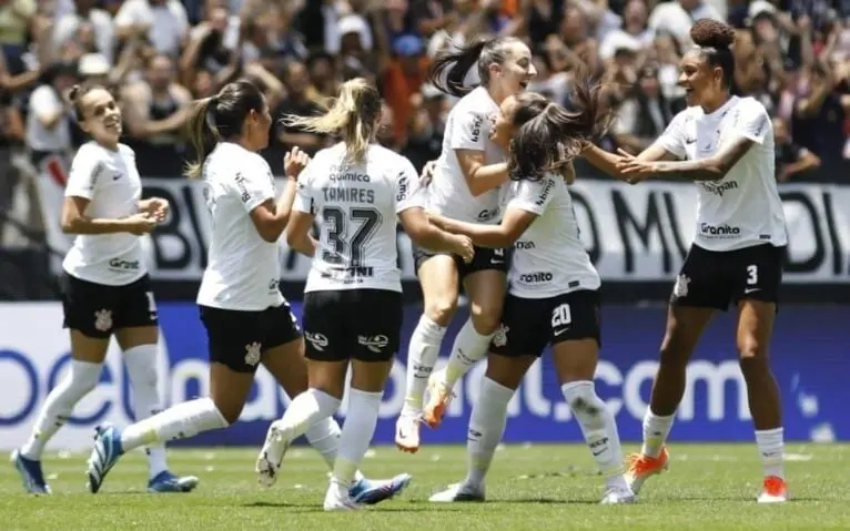 Time feminino do Corinthians massacra o Palmeiras por 8 a 0 e avança à final do Paulistão