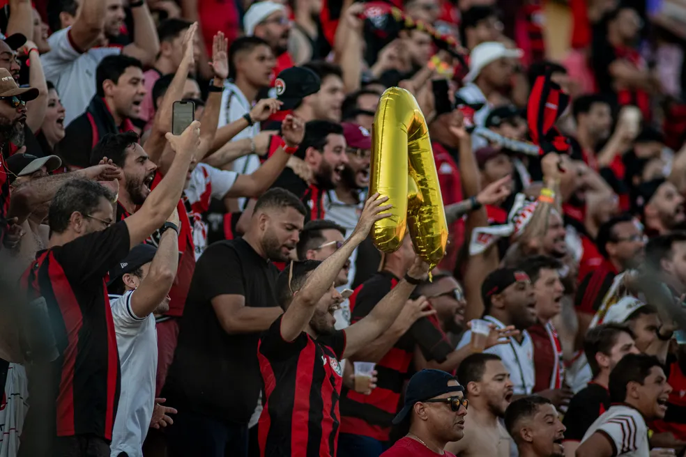 Vitória marca nos acréscimos e garante acesso à Série A do Brasileiro