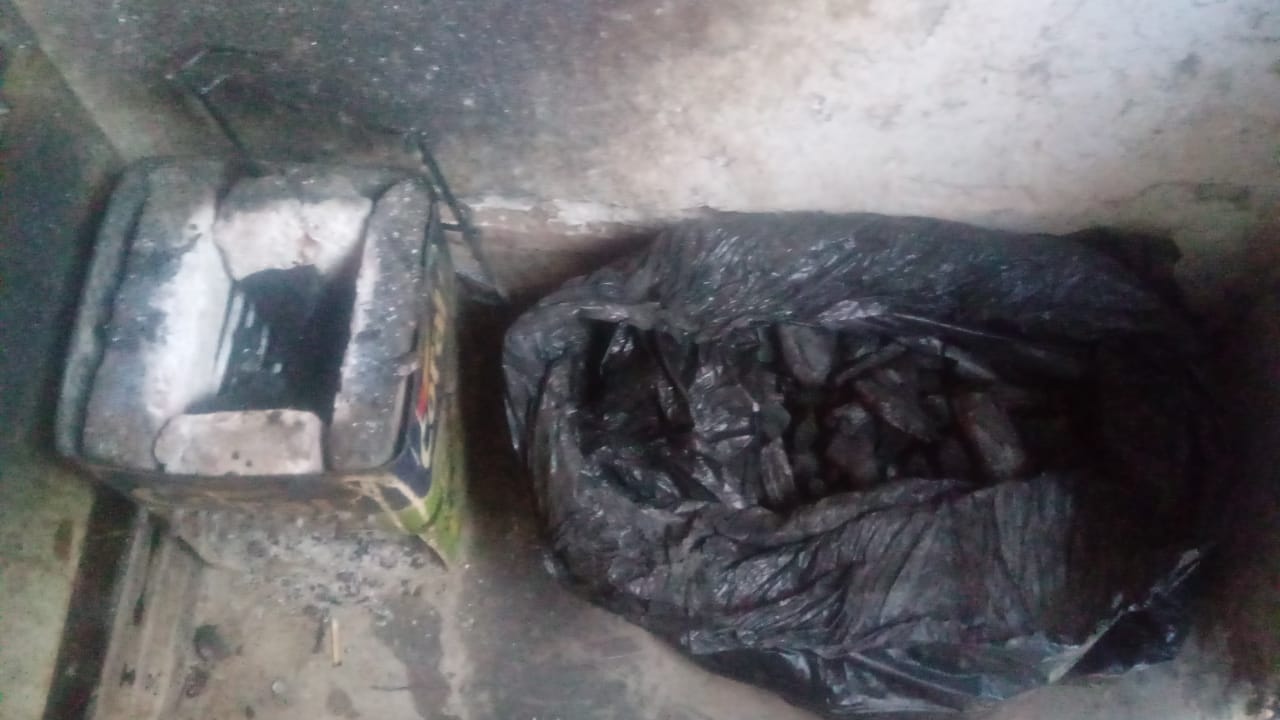 Em Patos: com filha de 1 ano doente, dona de casa desempregada faz comida em fogão improvisado e pede ajuda; veja