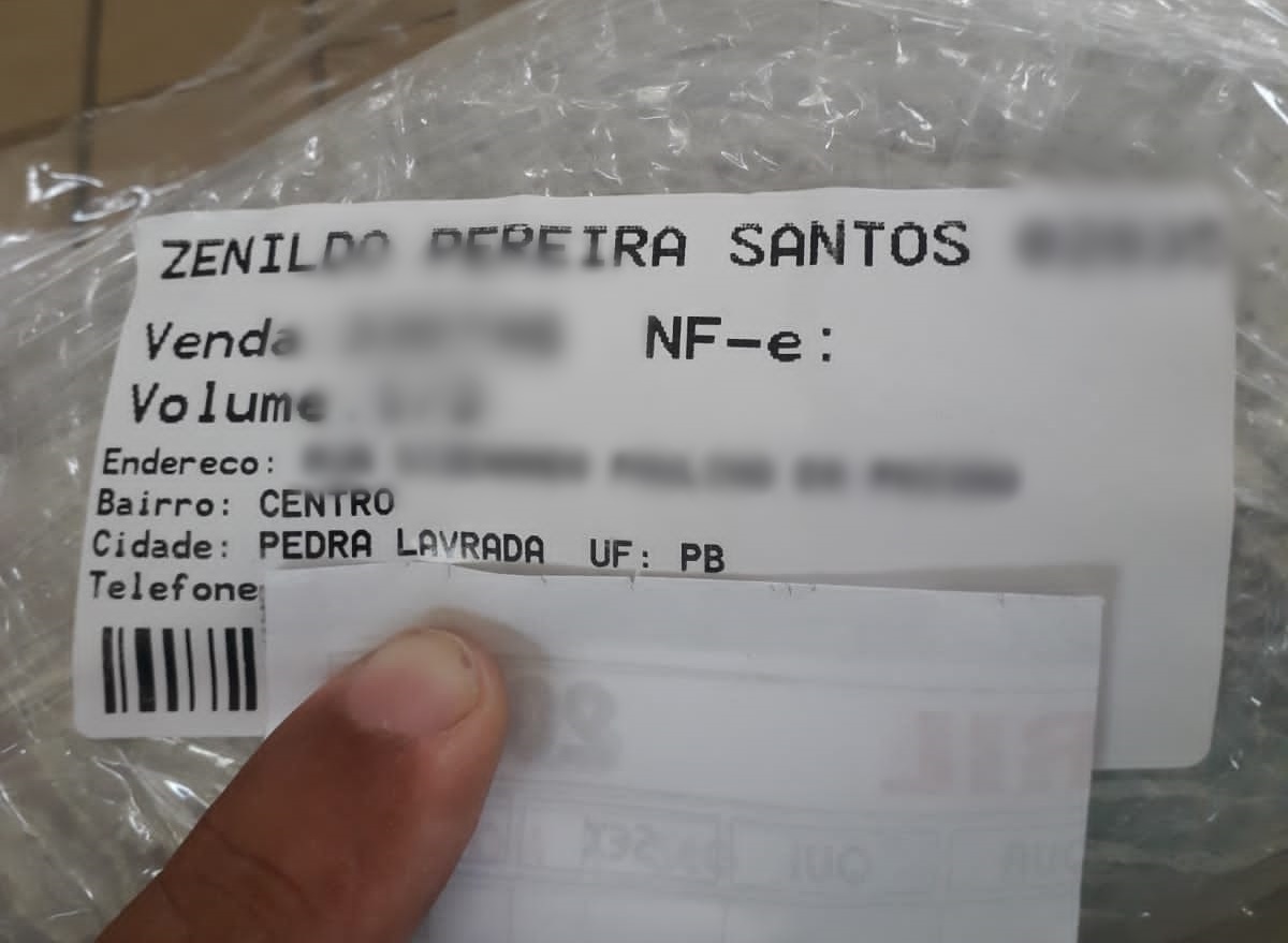 Cidadão encontra encomenda com endereço de Pedra Lavrada-PB perdida em rua de Patos e tenta localizar o dono
