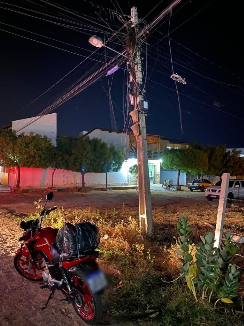 Fios de internet soltos causam acidente em Patos e trabalhador sofre lesões no pescoço