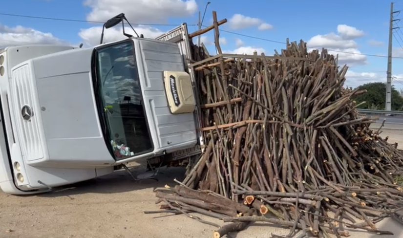 Motorista da cidade de Patos sai ileso após caminhão carregado com lenha tombar na BR-230, em Pombal