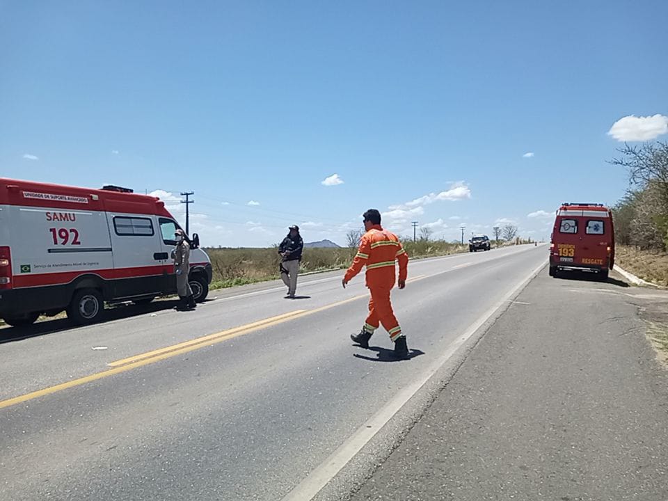 Criança de 9 anos fica em estado grave após ser atropelada ao desembarcar de ônibus escolar na BR-230, em Cajazeiras