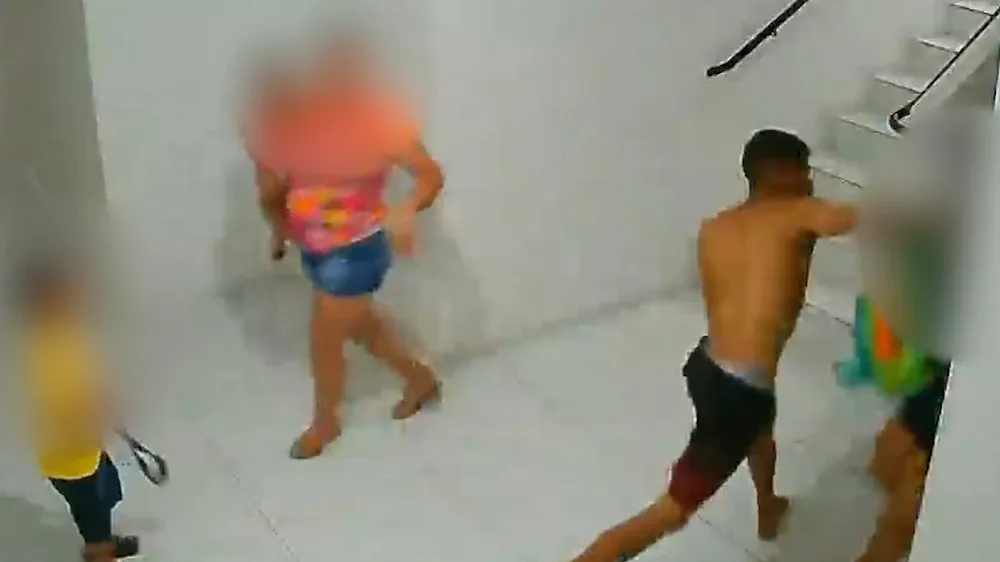 Homem flagrado por câmeras ao agredir mulher na frente de duas crianças se entrega na delegacia, em João Pessoa