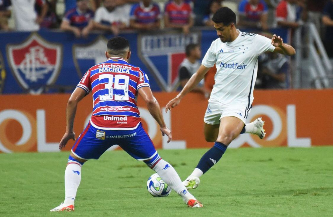 Na estreia de Paulo Autuori, Cruzeiro vence Fortaleza no Castelão em jogo atrasado e respira fora do Z-4 do Brasileirão