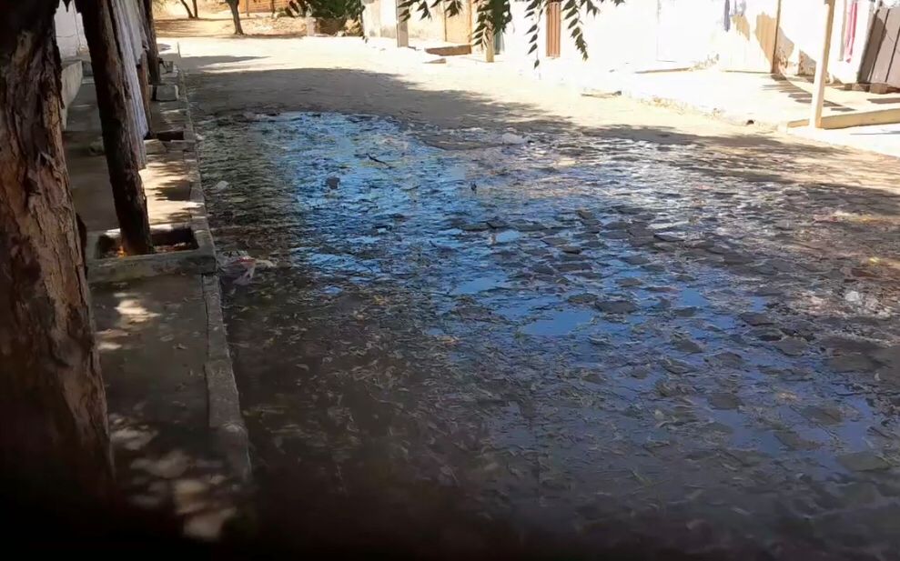 Moradores do Conjunto Sete Casas cobram providências para galeria estourada há mais de 15 dias; prefeitura diz que buscará agilizar demanda