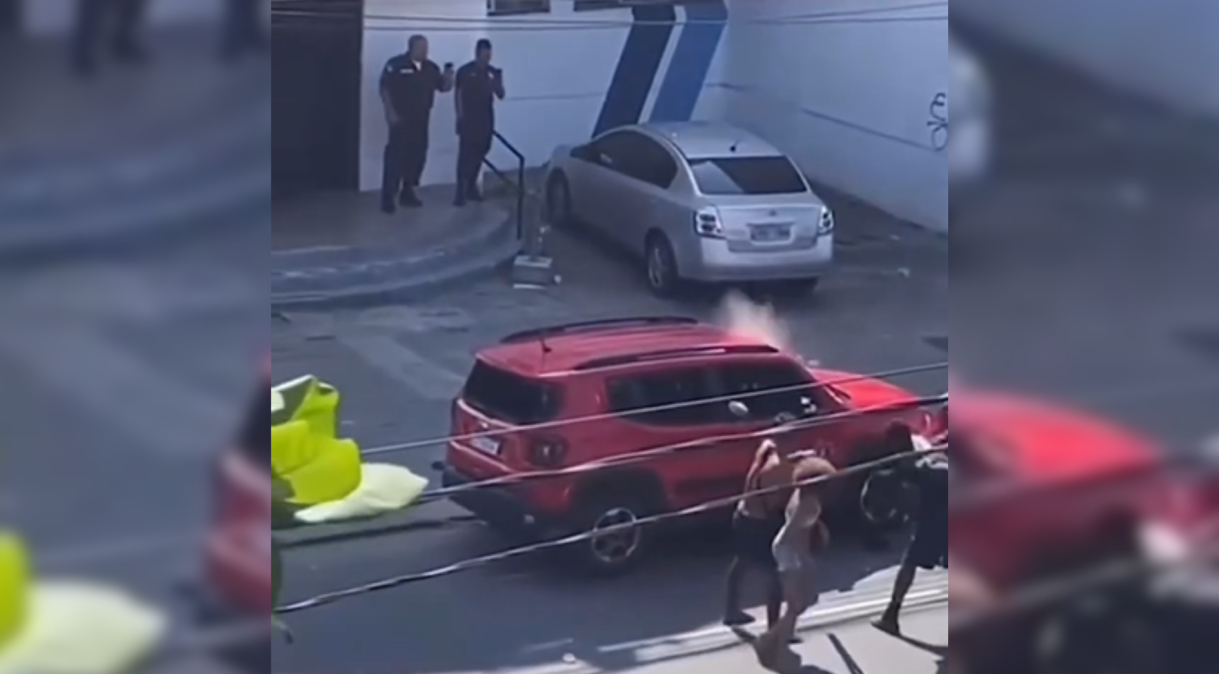 Terra de ninguém: Vídeo mostra policiais imóveis enquanto grupo depreda carro e tenta roubar moto