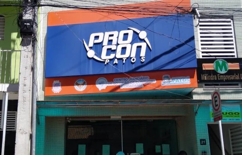 Secretário do Proncon/Patos orienta consumidores para as compras durante a Black Friday