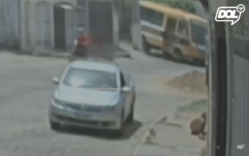 Susto: ônibus escolar que transportava alunos fica sem freio e motorista usa monte de areia para evitar acidente, em Coremas; veja vídeo