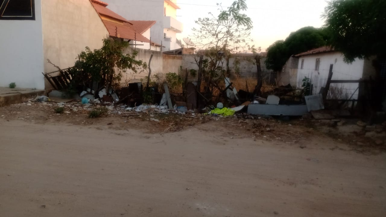 Morador da Rua Dinamérico Palmeira, no bairro Jatobá, reclama de terreno privado que está servido para acúmulo de lixo e causando transtornos