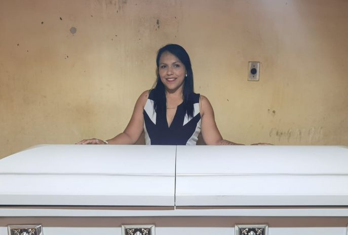 Paraibana recebe caixão como pagamento de indenização após ser demitida de funerária e agora luta para vendê-lo