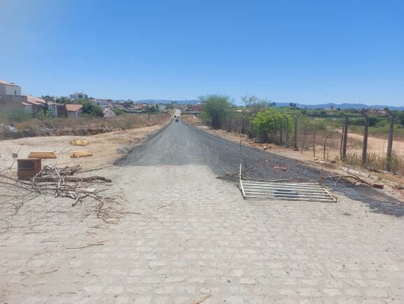 Internauta pede conscientização de moradores do Luar de Angelita que vêm desrespeitando interdição e retirando bloqueio em obra de pavimentação