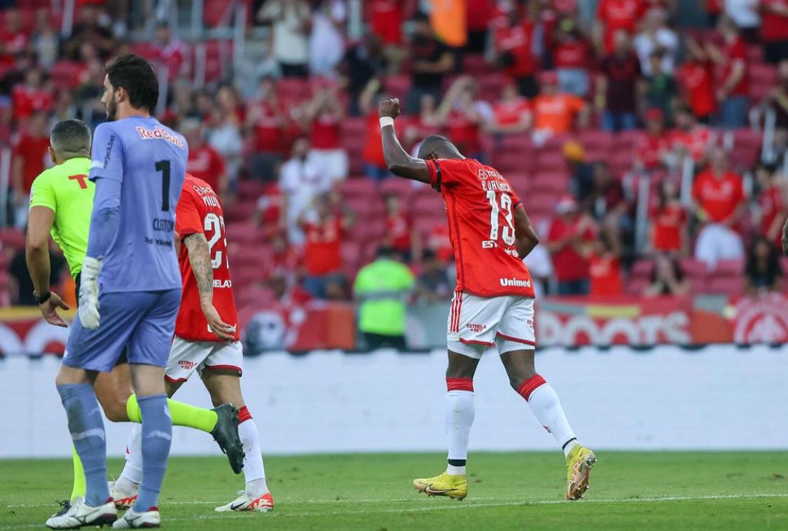 Com gol de pênalti de Valencia, Internacional vence o Bragantino no Brasileirão e segue na busca pela vaga na Sul-Americana