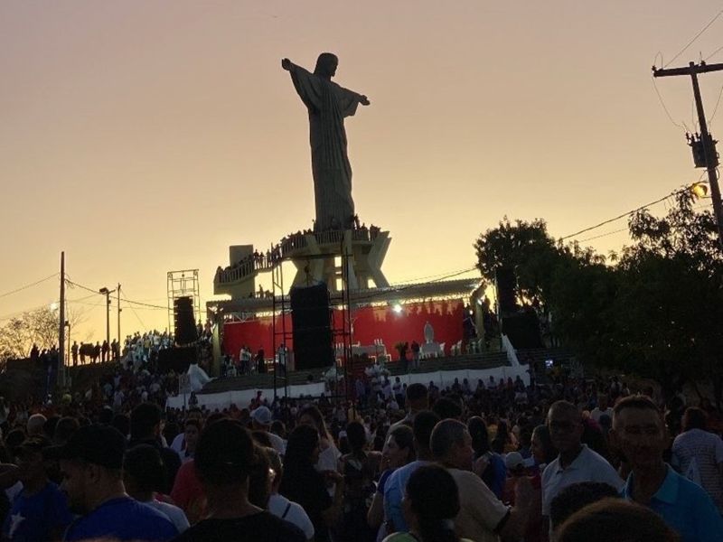 Centenas de fiéis participam da 28ª Romaria ao Cristo Rei, em Itaporanga
