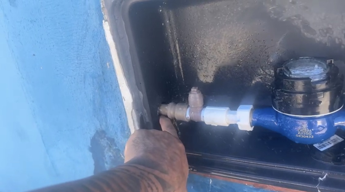 Morador do bairro Maternidade, em Patos-PB, reclama de vazamento e da elevação no valor da conta de água cobrada pela Cagepa