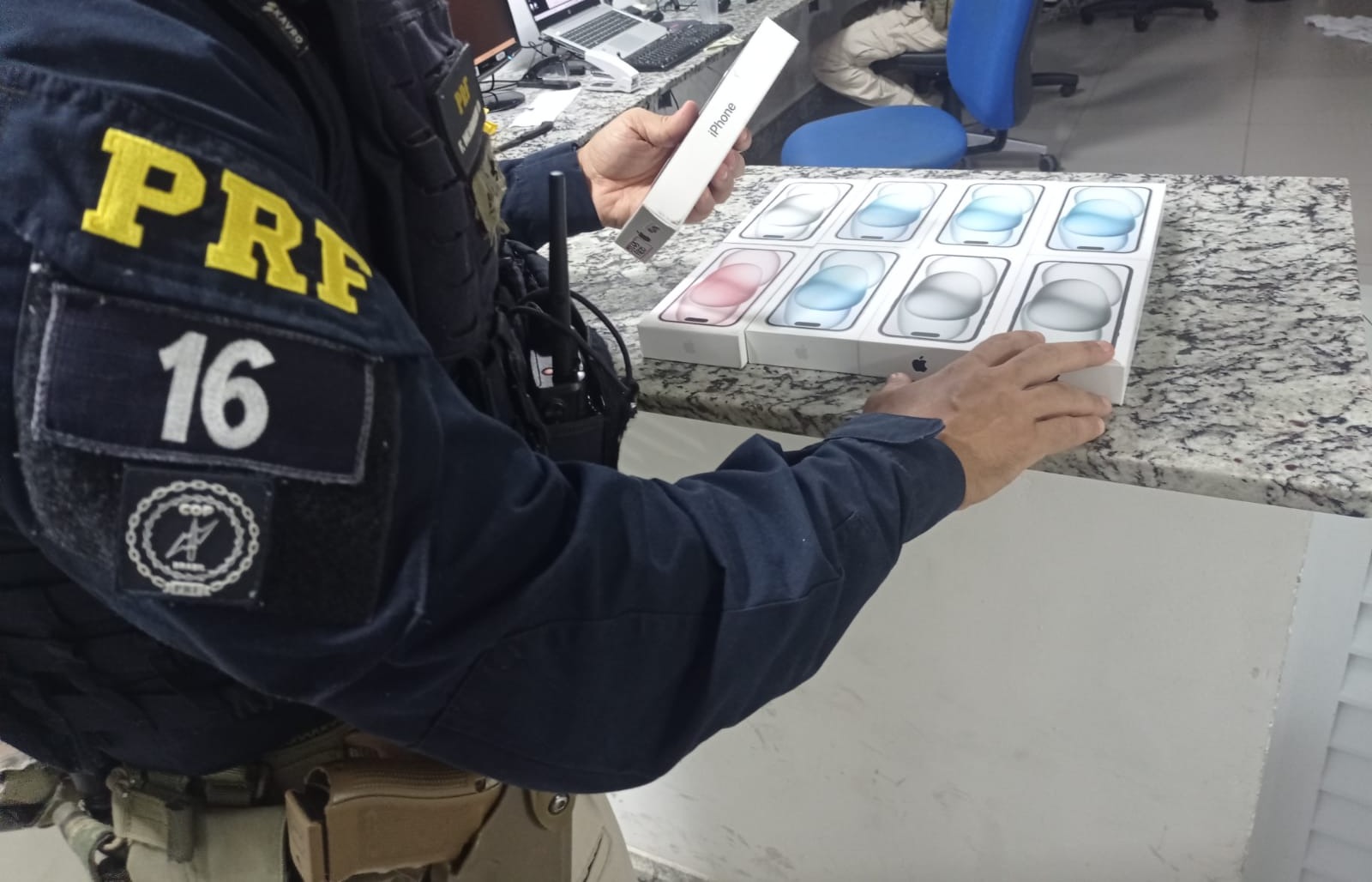 PRF na Paraíba apreende celulares de última geração sem nota fiscal e prende mais um indivíduo embriagado