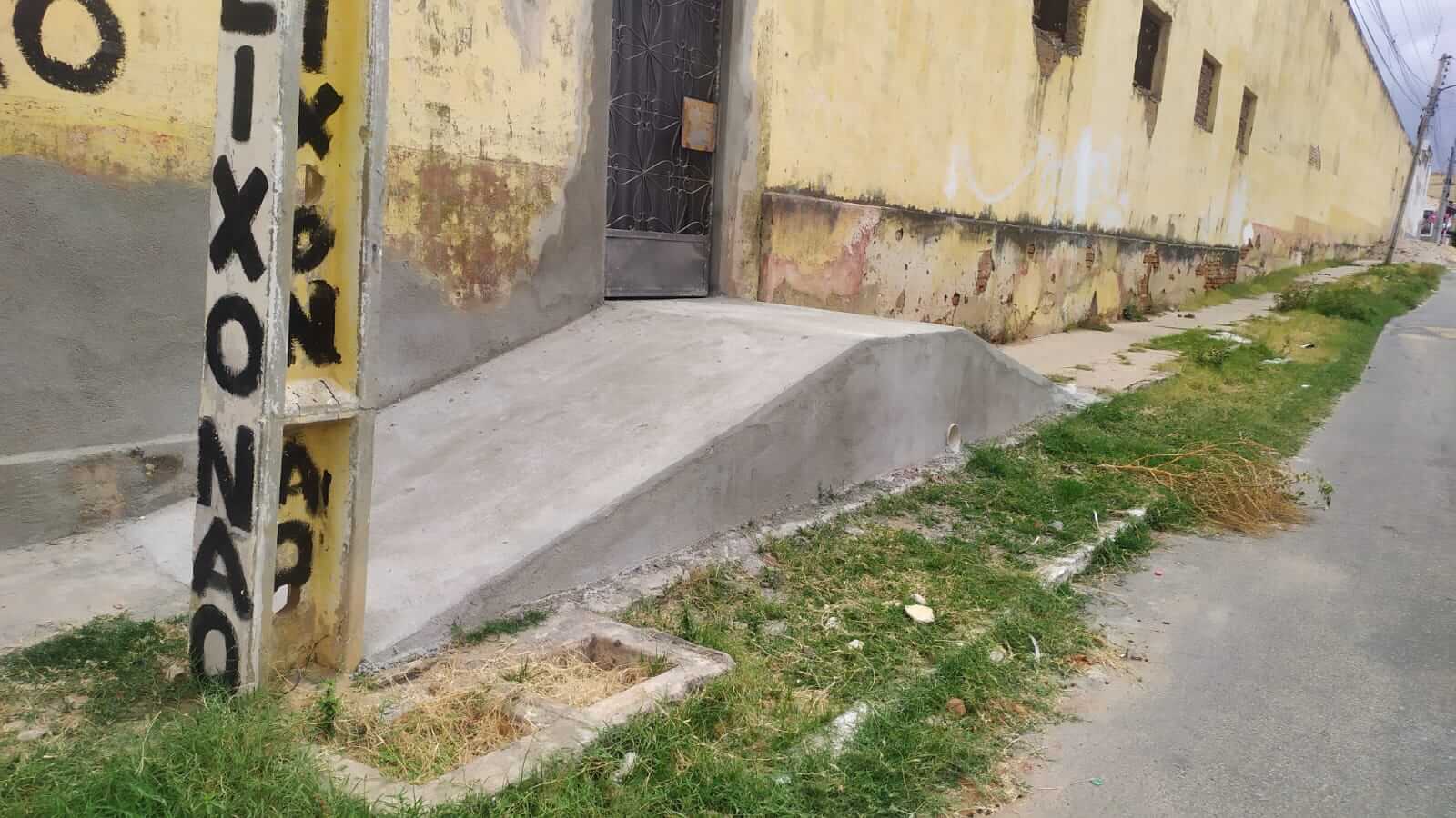 Cidadã denuncia construção irregular em calçada da antiga Campal, em Patos; secretário de Infraestrutura diz que irá notificar responsáveis