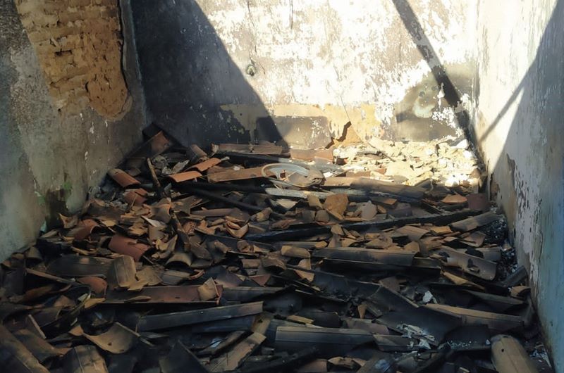 No Vale do Piancó: Mulher tem casa incendiada e acusa ex-marido de provocar o fogo; veja vídeo