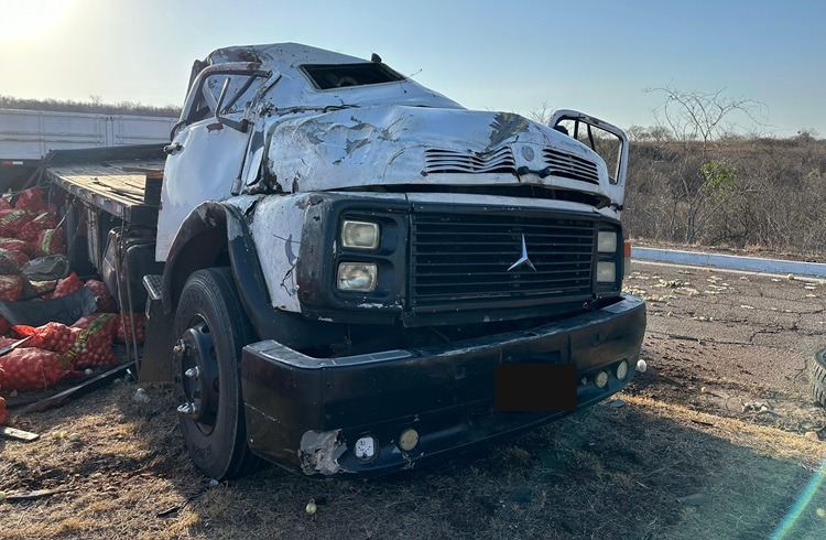 Acidente na BR-230: Caminhão carregado de cebolas que seguia do RN para Patos capota em Pombal; motorista sofreu ferimentos leves